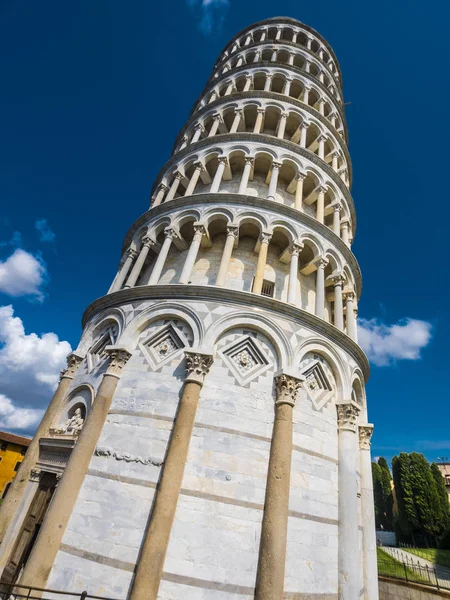 Det berömda tornet i Pisa - viktig milstolpe i Toscana — Stockfoto