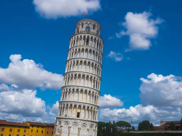 Удивительная наклонная башня Пизы против голубого неба — стоковое фото