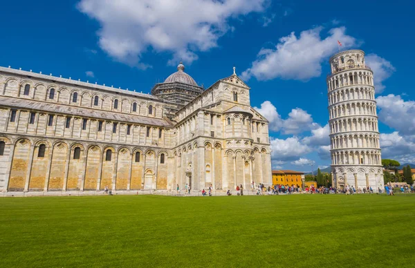 Pisa Katedrali ve Duomo Meydanı'nda Leaning Tower