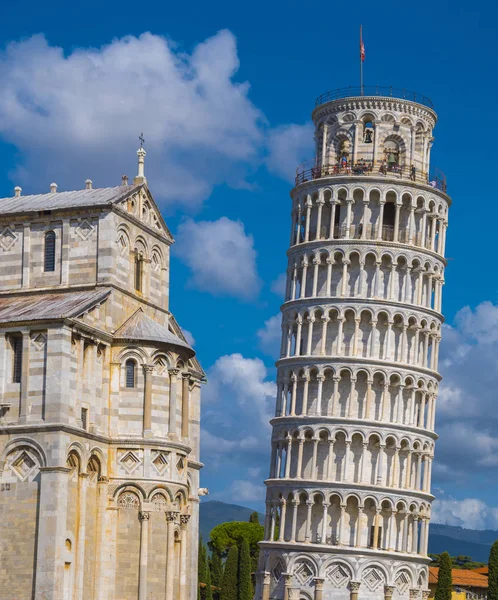 Şaşırtıcı Leaning Tower of Pisa mavi gökyüzü karşı