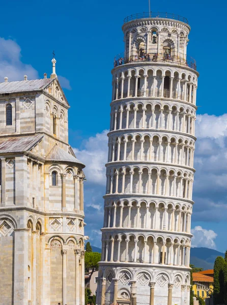 Leaning Tower of Pisa güneşli bir günde — Stok fotoğraf