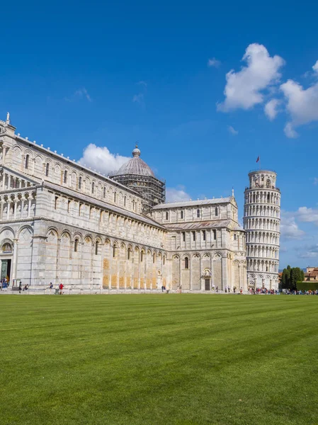 Catedral de Pisa y Torre Inclinada en la Plaza Duomo — Foto de Stock