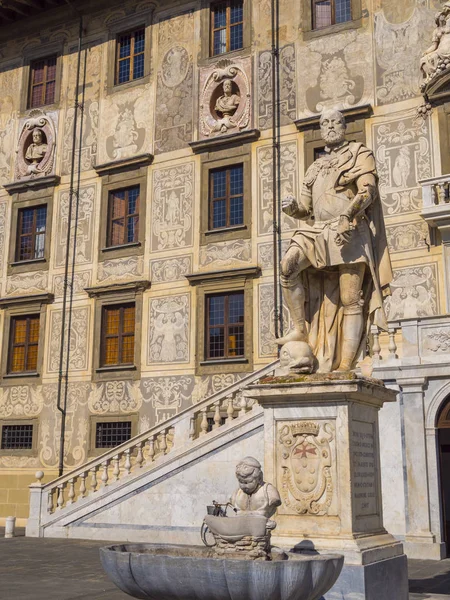 Estatua en la Plaza Cavalieri de Pisa — Foto de Stock