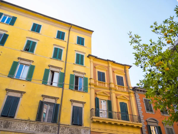 Belos edifícios de estilo italiano no bairro histórico de Pisa — Fotografia de Stock