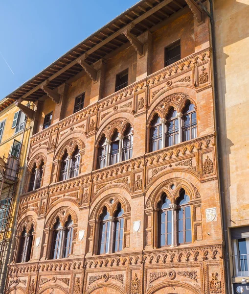 Mansão incrível na cidade de Pisa - bela fachada da casa — Fotografia de Stock