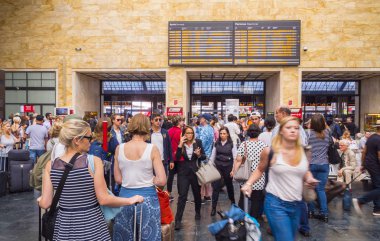 Yolcu gidiş - Floransa İtalya - Floransa tren istasyonunda 13 Eylül 2017 bekleyin