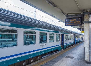 Tren geldiğinde Pisa Central Station - Trenitalia - Pisa İtalya - 13 Eylül 2017