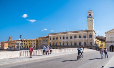 Şehir Merkezi Pisa - Pisa İtalya - Arno Nehri üzerinde 13 Eylül 2017 köprü