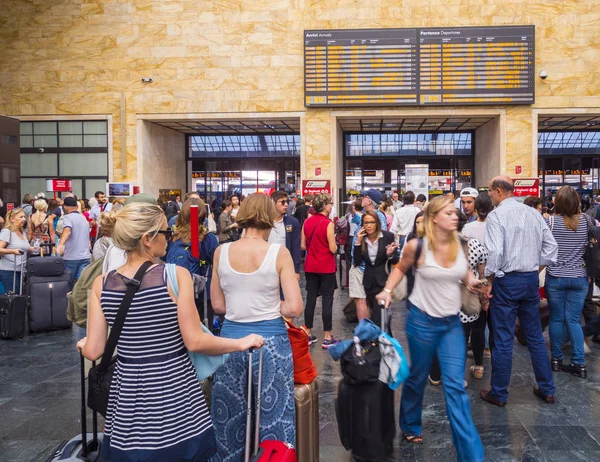Οι επιβάτες περιμένουν αναχώρησης στο σιδηροδρομικό σταθμό της Φλωρεντίας - Φλωρεντία Ιταλία - 13 Σεπτεμβρίου 2017 — Φωτογραφία Αρχείου