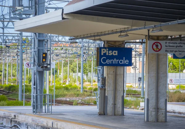 Plattformen av Pisa centralstation - Pisa Italien - 13 September 2017 — Stockfoto