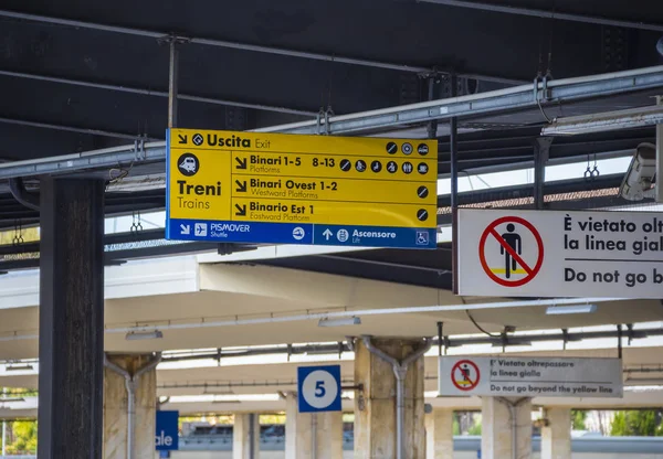 Direction signs on Pisa Central Station - PISA ITALY - SEPTEMBER 13, 2017 — Stock Photo, Image