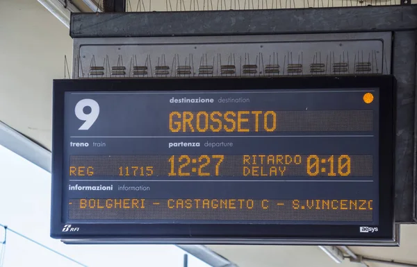 Tåg till Grossetto på plattformen av Pisa centralstation - Pisa Italien - 13 September 2017 — Stockfoto