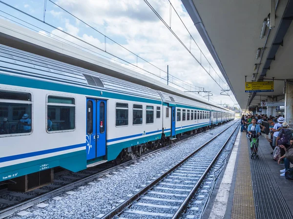 火车到达在意大利比萨比萨中央站-意大利国营铁路公司--2017 年 9 月 13 日 — 图库照片