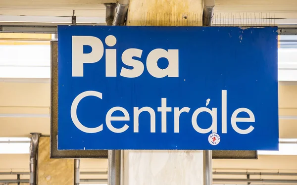 Pisa Centrale sign at train station - PISA ITALY - SEPTEMBER 13, 2017 — Stock Photo, Image