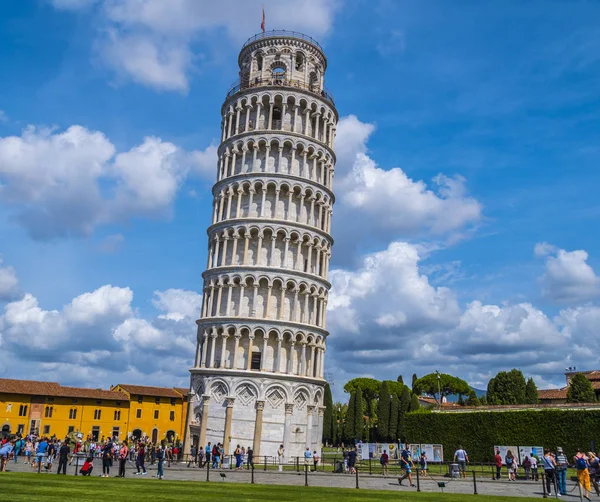 Det lutande tornet i Pisa en solig dag - Pisa Italien - 13 September 2017 — Stockfoto