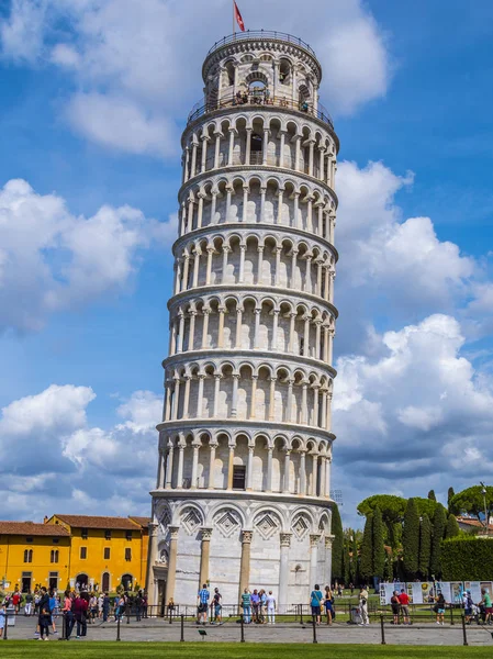 Самая известная туристическая достопримечательность Пизы - The Leaning Tower - PISA ITALY - 13 сентября 2017 г. — стоковое фото