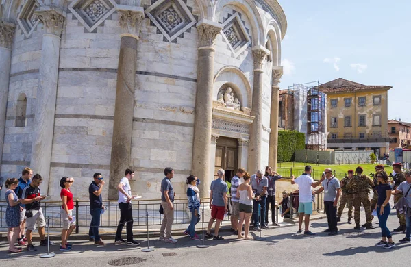 13 Eylül 2017 Leaning Tower of Pisa - girişinde bekleyen line - Pisa İtalya - ziyaret