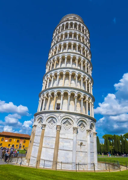 Det berömda tornet i Pisa - viktig milstolpe i Toscana - Pisa Italien - 13 September 2017 — Stockfoto