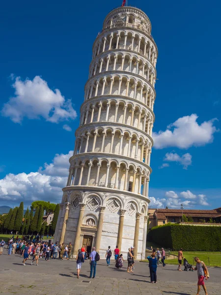 Знаменитая башня Пизы - важная достопримечательность Тосканы - PISA ITALY - 13 сентября 2017 г. — стоковое фото