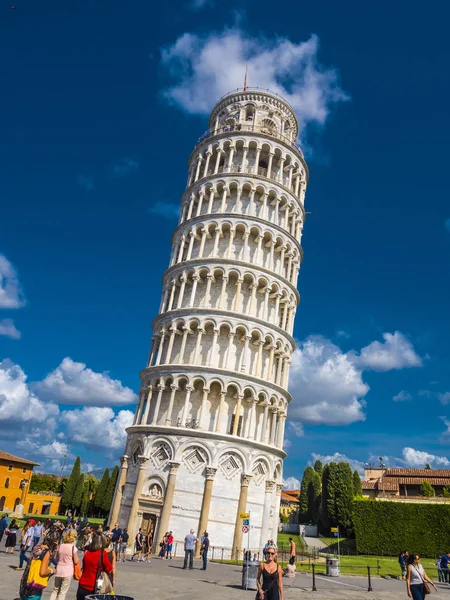 Det lutande tornet i Pisa en solig dag - Pisa Italien - 13 September 2017 — Stockfoto