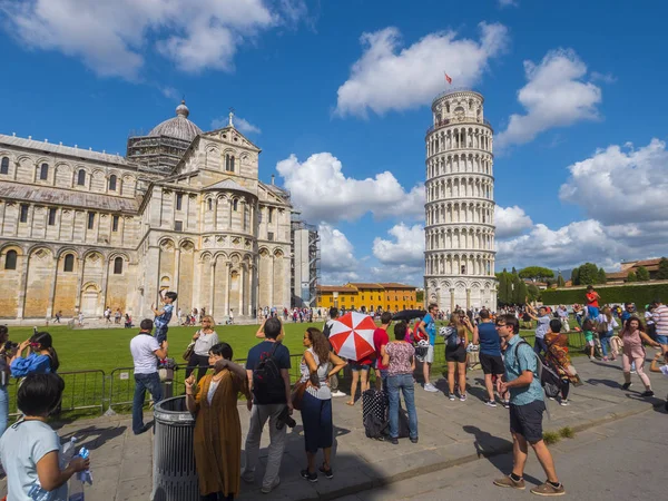 Nejoblíbenější turistickou atrakcí v Pise - katedrála a šikmou věž - Pisa, Itálie – 13. září 2017 — Stock fotografie