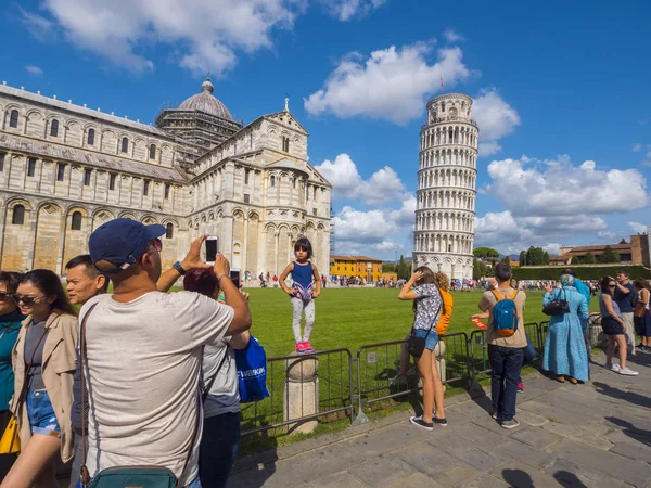 Place Miracoli avec cathédrale de Pise et tour penchée - PISA ITALIE - 13 SEPTEMBRE 2017 — Photo