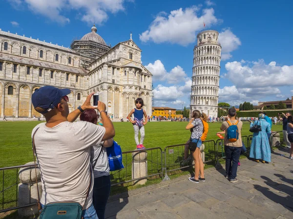 Touristes à Pise à l'endroit le plus populaire pour les photos - La Tour penchée - PISA ITALIE - 13 SEPTEMBRE 2017 — Photo