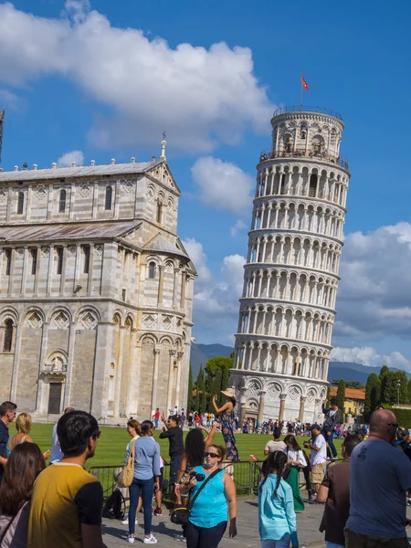 Place Miracoli avec cathédrale de Pise et tour penchée - PISA ITALIE - 13 SEPTEMBRE 2017 — Photo