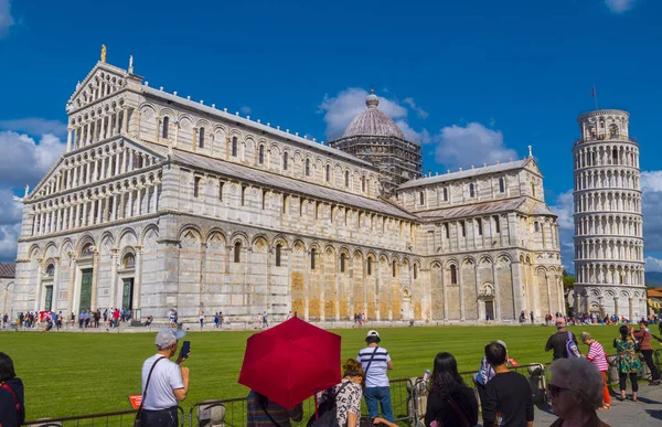 Touristes de Pise posant pour des photos à la Tour penchée - PISA ITALIE - 13 SEPTEMBRE 2017 — Photo