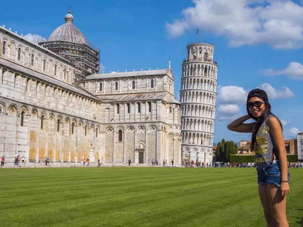 Touristes de Pise posant pour des photos à la Tour penchée - PISA ITALIE - 13 SEPTEMBRE 2017 — Photo