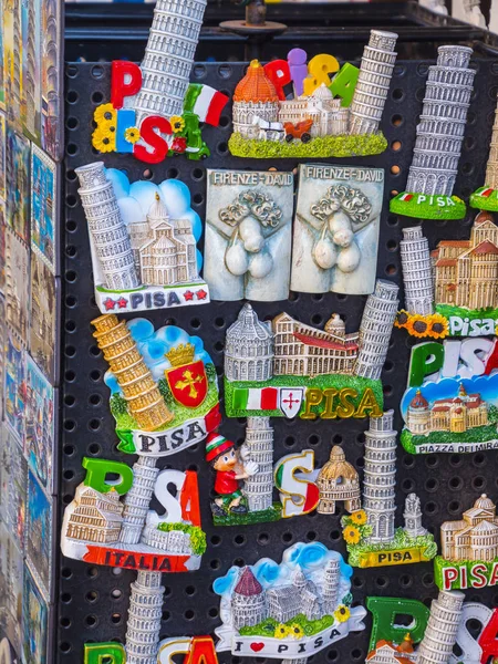 Souvenir Street salg i byen Pisa - PISA ITALY - SEPTEMBER 13, 2017 – stockfoto