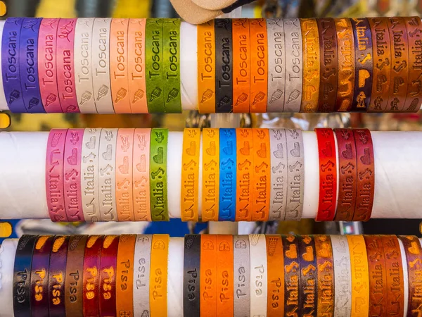 Bracciali colorati di Pisa - vendita souvenir di strada - PISA ITALIA - 13 SETTEMBRE 2017 — Foto Stock