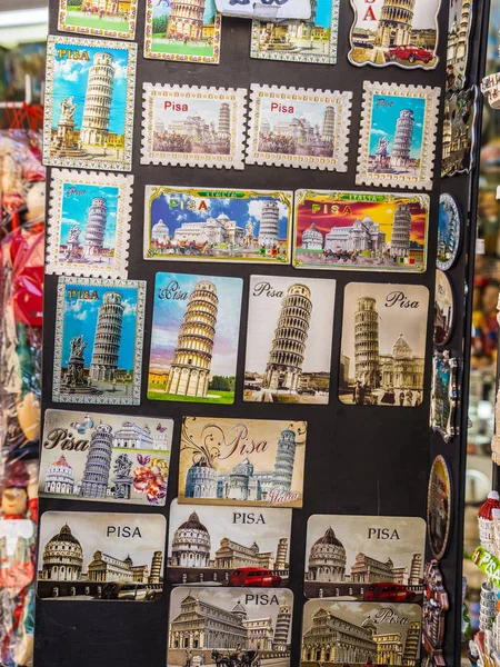 Souvenir Street salg i byen Pisa - PISA ITALY - SEPTEMBER 13, 2017 – stockfoto