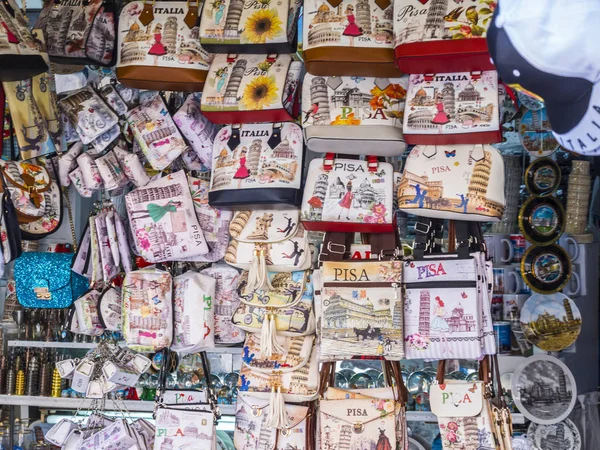 ピサ - 2017 年 9 月 13 日 - イタリア、ピサの街でお土産通り販売 — ストック写真
