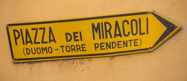 在比萨-比萨-2017 年 9 月 13 日的 Miracoli 广场方向标志 — 图库照片