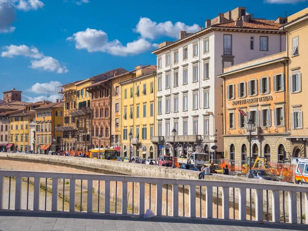 Pisa - Pisa İtalya - 13 Eylül 2017 Arno Nehri renkli riverside
