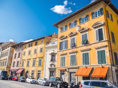 Pisa - Pisa İtalya - 13 Eylül 2017 Arno Nehri renkli riverside