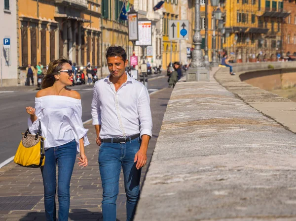 美しいカップルは 2017 年 9 月 13 日 - イタリア、ピサのピサのアルノ川で歩く — ストック写真