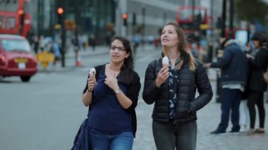 5 Eylül 2017 dondurma - Londra - İngiltere - Londra şehir iki genç kadın yol