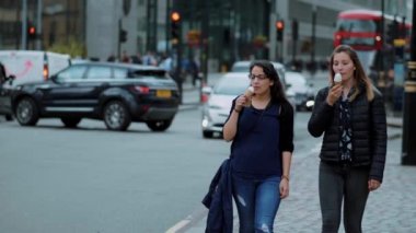 5 Eylül 2017 ile dondurma ağır çekim - Londra - İngiltere - Londra şehir iki genç kadın yol