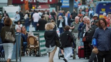 Büyük bir kalabalık insan yürümek - İngiltere - Londra - aşırı yavaş hareket - Londra'da 5 Eylül 2017
