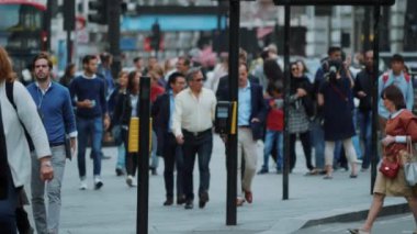 Sokak trafik ve turistler Londra - aşırı yavaş hareket - Londra - İngiltere - 5 Eylül 2017