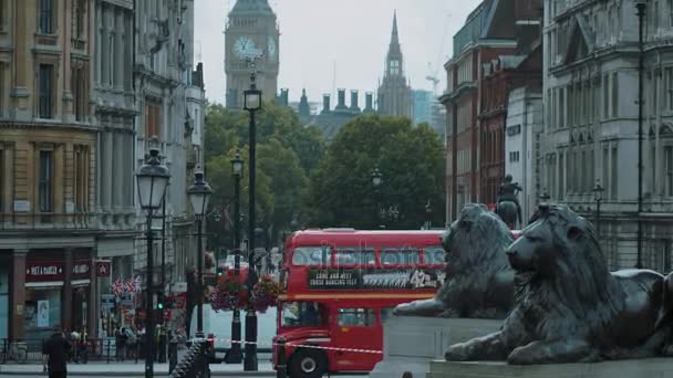 Uitzicht van Trafalgar Square op de Big Ben in Londen - slow motion - Londen - Engeland - 5 September 2017 — Stockvideo