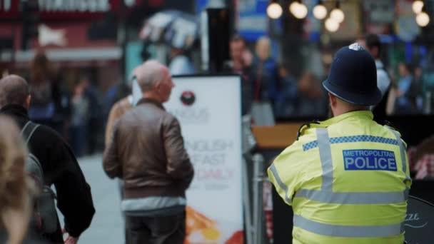 警务人员和游客在伦敦-慢动作拍摄-伦敦-英国-2017 年 9 月 5 日 — 图库视频影像