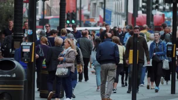 Büyük bir kalabalık insan yürümek - İngiltere - Londra - aşırı yavaş hareket - Londra'da 5 Eylül 2017 — Stok video