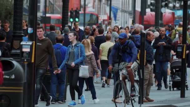 Grande multidão de pessoas anda na cidade de Londres - movimento lento extremo - LONDRES - INGLÊS - SETEMBRO 5, 2017 — Vídeo de Stock