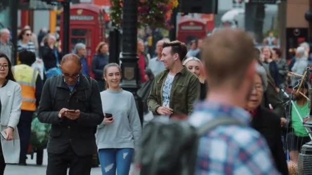 Grande folla di persone cammina nella città di Londra - slow motion estremo - LONDRA - INGHILTERRA - 5 SETTEMBRE 2017 — Video Stock