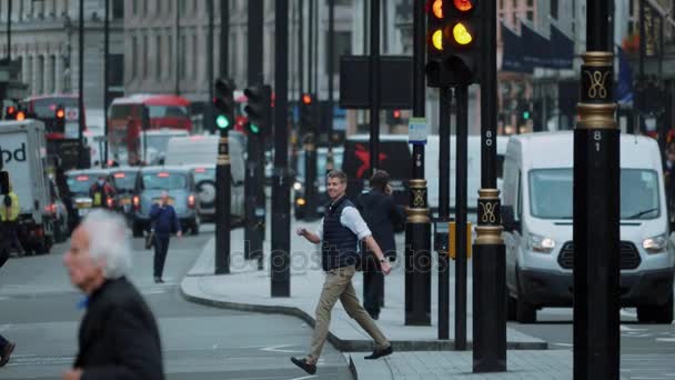 Vista de la calle en el centro de Londres - disparo en cámara lenta extrema - LONDRES - INGLATERRA - 5 DE SEPTIEMBRE DE 2017 — Vídeos de Stock