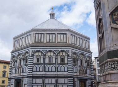Floransa vaftizhane Duomo Meydanı'nda