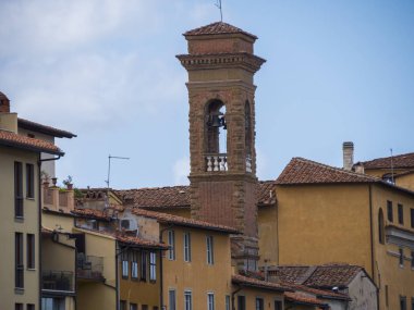 Ponte Vecchio yakınındaki Floransa şehir merkezi antik çan kulesi